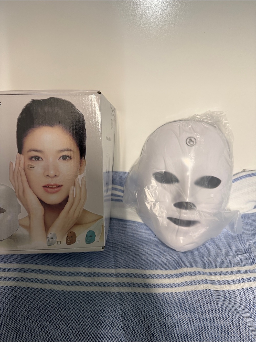 LED face mask - Picture 2 of 2
